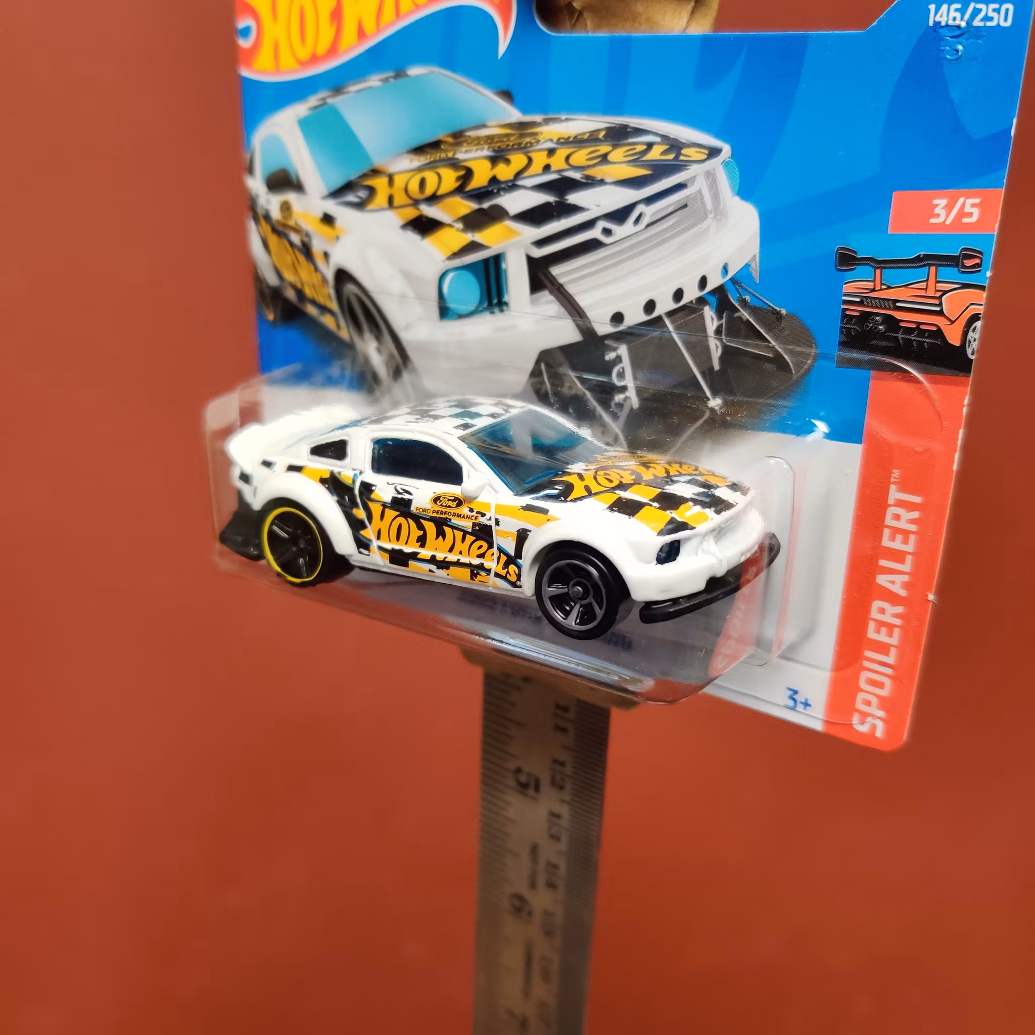 Skala 1/64 Hot Wheels, Ford Mustang 2005