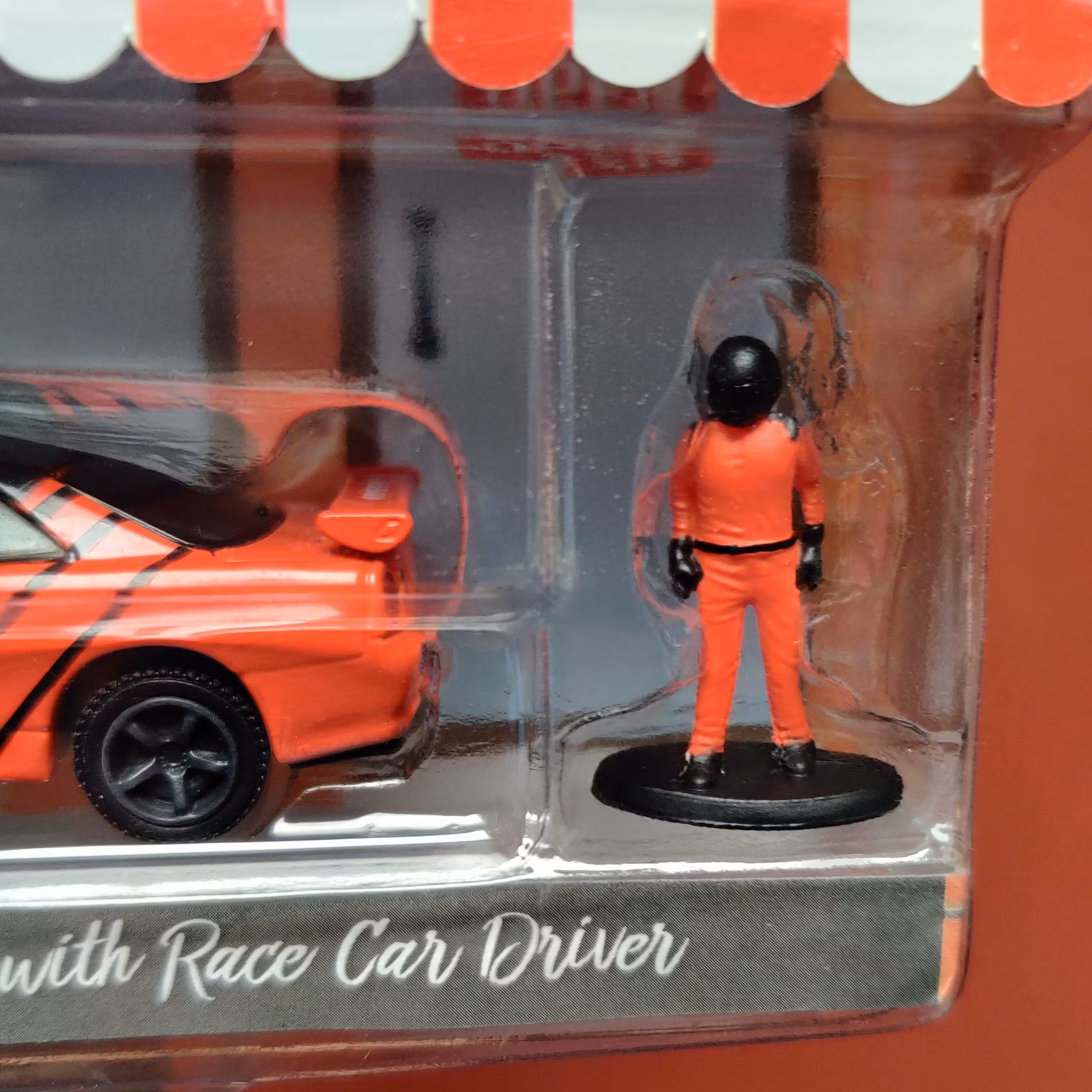 Skala 1/64 Nissan Skyline R34 1999 med förare "Hobby Shop" fr Greenlight