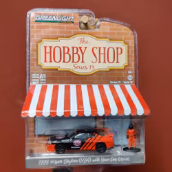 Skala 1/64 Nissan Skyline R34 1999 med förare "Hobby Shop" fr Greenlight