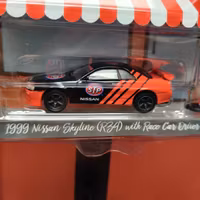 Skala 1/64 Nissan Skyline R34 1999 med förare "Hobby Shop" fr Greenlight