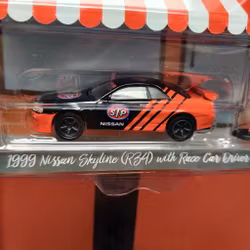 Skala 1/64 Nissan Skyline R34 1999 med förare "Hobby Shop" fr Greenlight