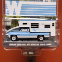 Skala 1/64 - GMC 2500 Sierra med Winnebago slide-in camper från GreenLight Excl