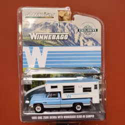 Skala 1/64 - GMC 2500 Sierra med Winnebago slide-in camper från GreenLight Excl