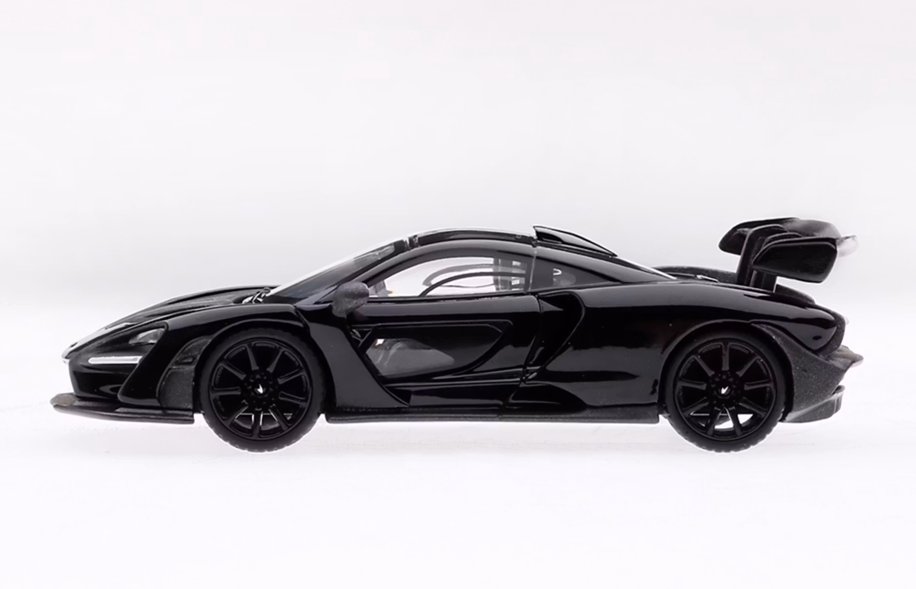 Skala 1/64 McLaren Senna, Onyx Black fr MINI GT