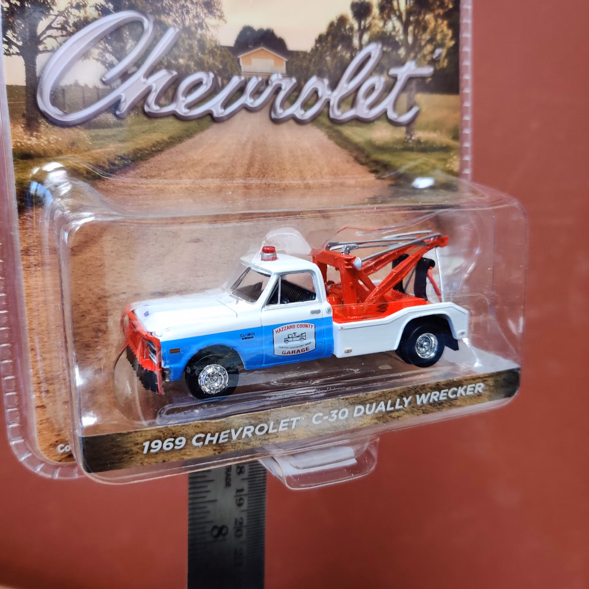 Skala 1/64 Chevrolet C-30 Dually Wrecker "Hazzard County Garage" 69' fr GreenLight Exclusive