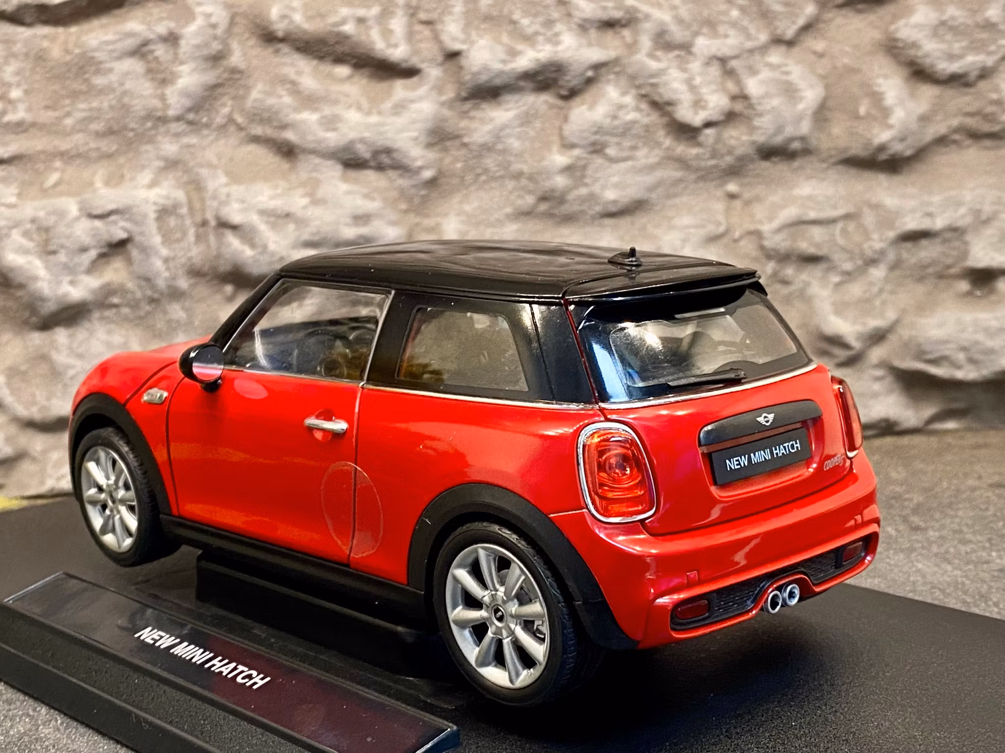 Skala 1/18 New Mini Hatch, Röd m Svart tak från Nex-models/Welly