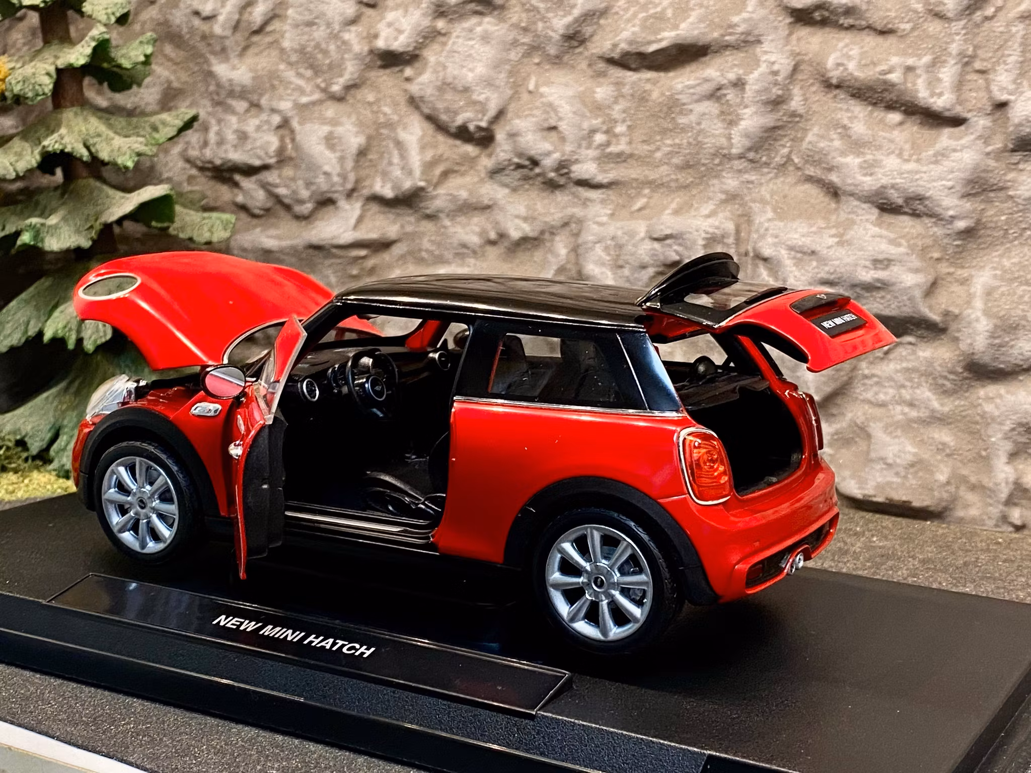 Skala 1/18 New Mini Hatch, Röd m Svart tak från Nex-models/Welly