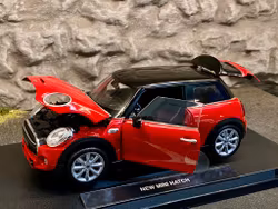 Skala 1/18 New Mini Hatch, Röd m Svart tak från Nex-models/Welly