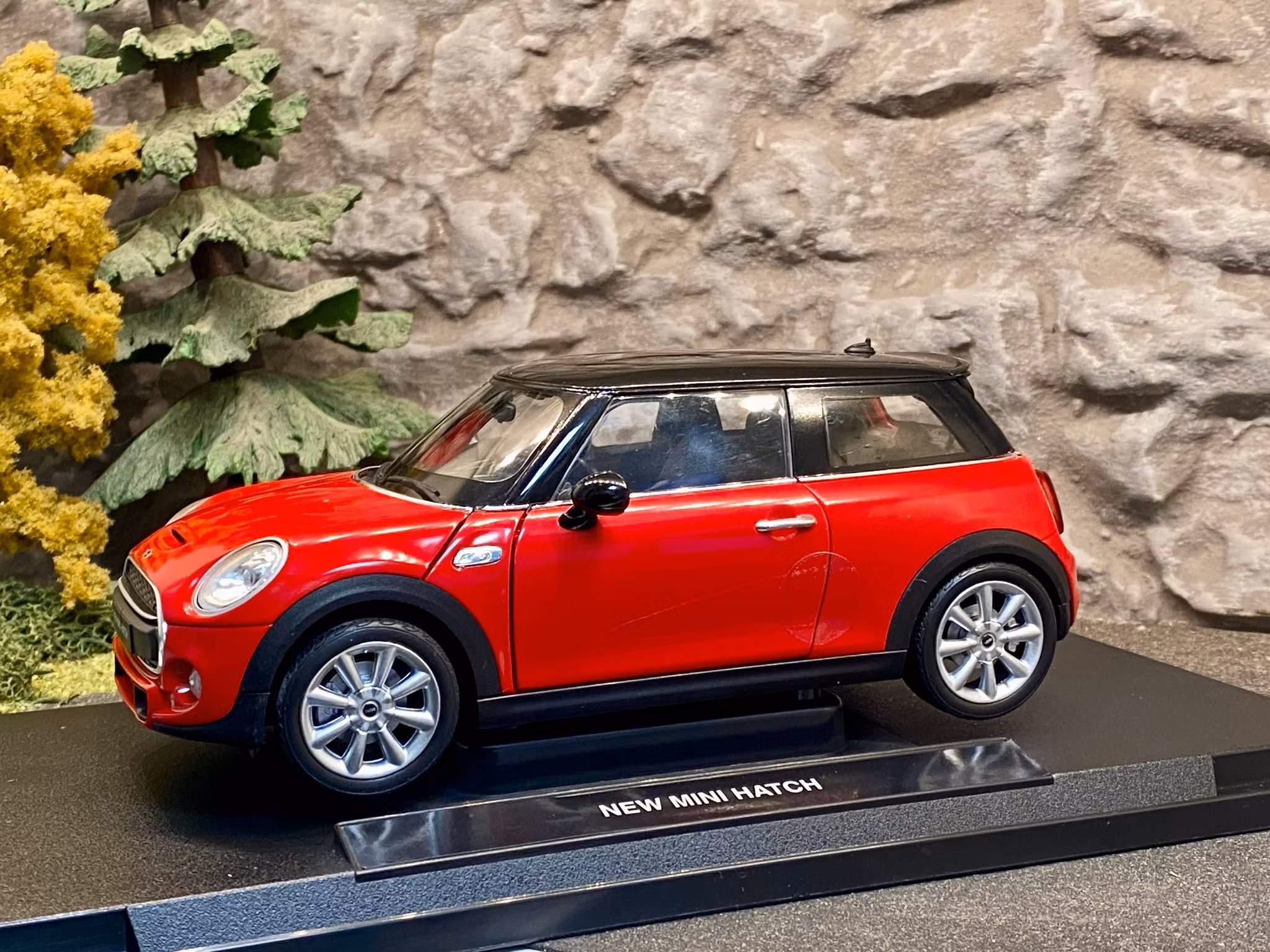 Skala 1/18 New Mini Hatch, Röd m Svart tak från Nex-models/Welly