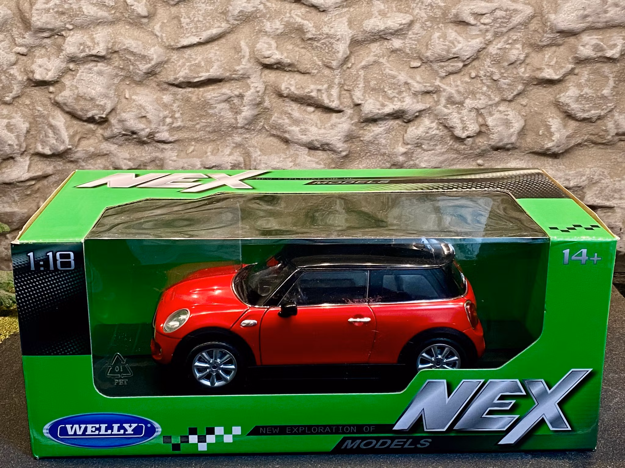 Skala 1/18 New Mini Hatch, Röd m Svart tak från Nex-models/Welly