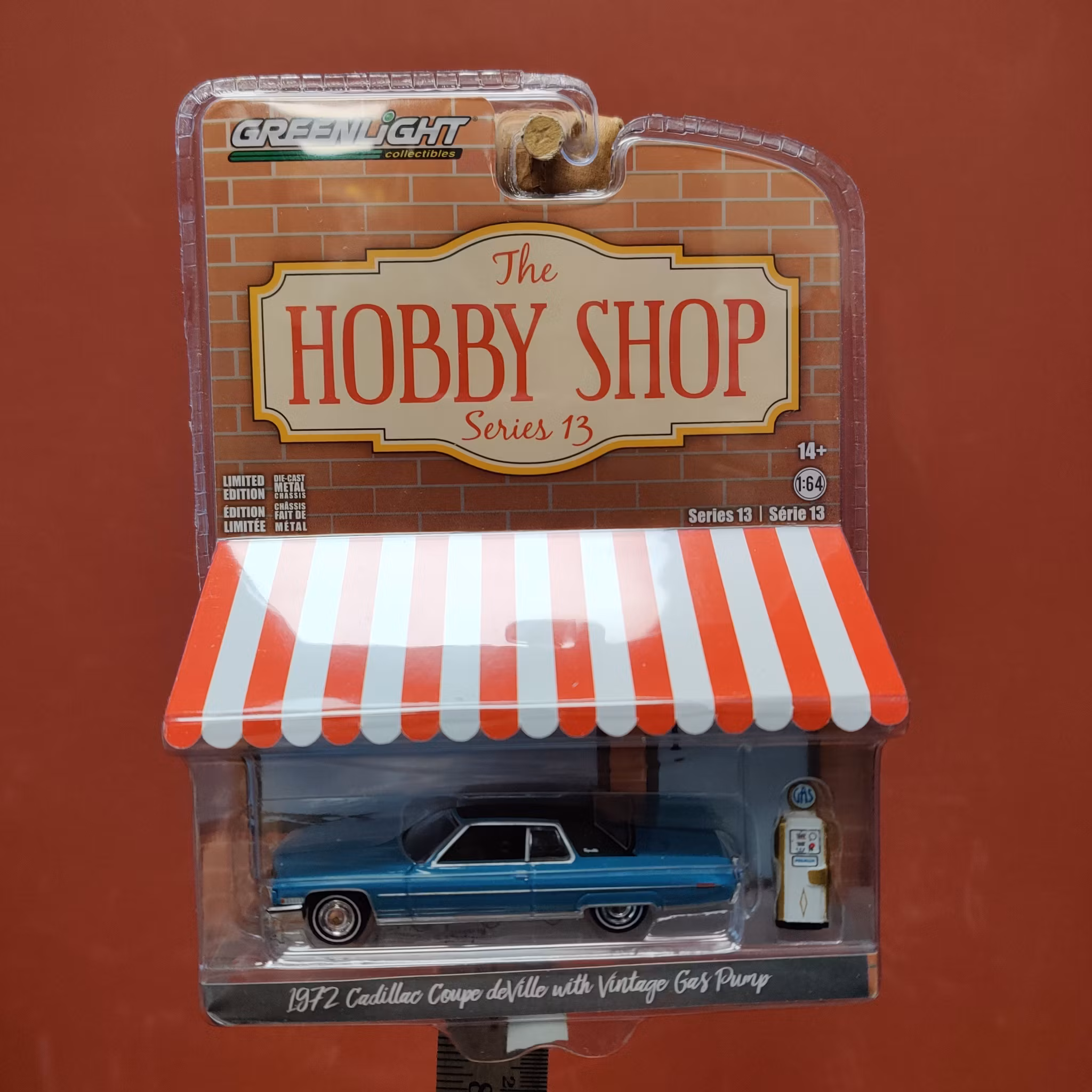 Skala 1/64 Cadillac Coupe DeVille 72' m pump "The hobby shop s.13" fr Greenlight