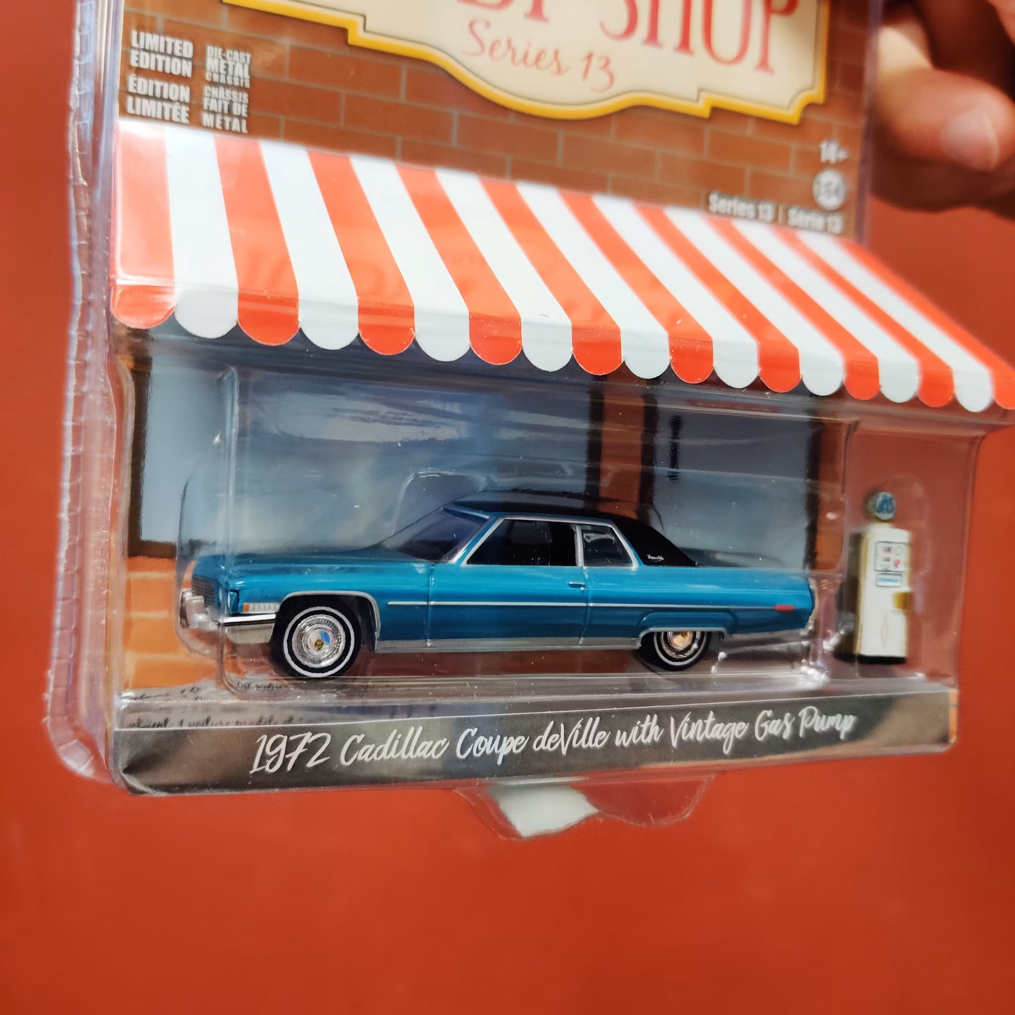 Skala 1/64 Cadillac Coupe DeVille 72' m pump "The hobby shop s.13" fr Greenlight