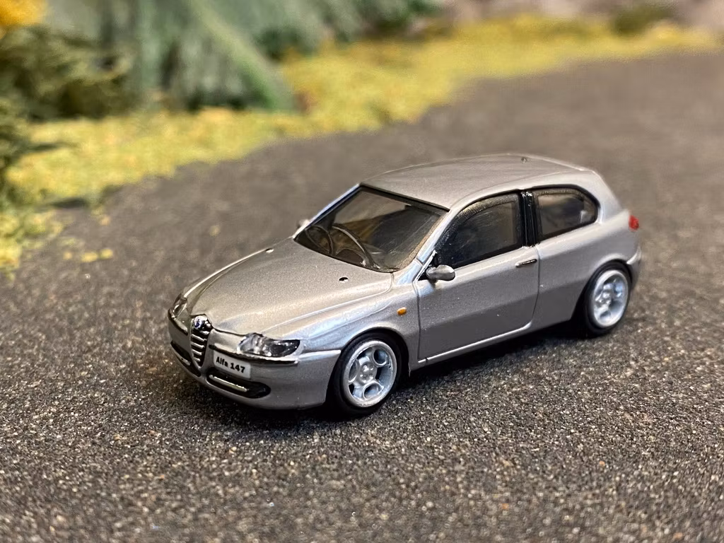 Skala 1/87 - Alfa Romeo 147, Silver från Ricko Ricko
