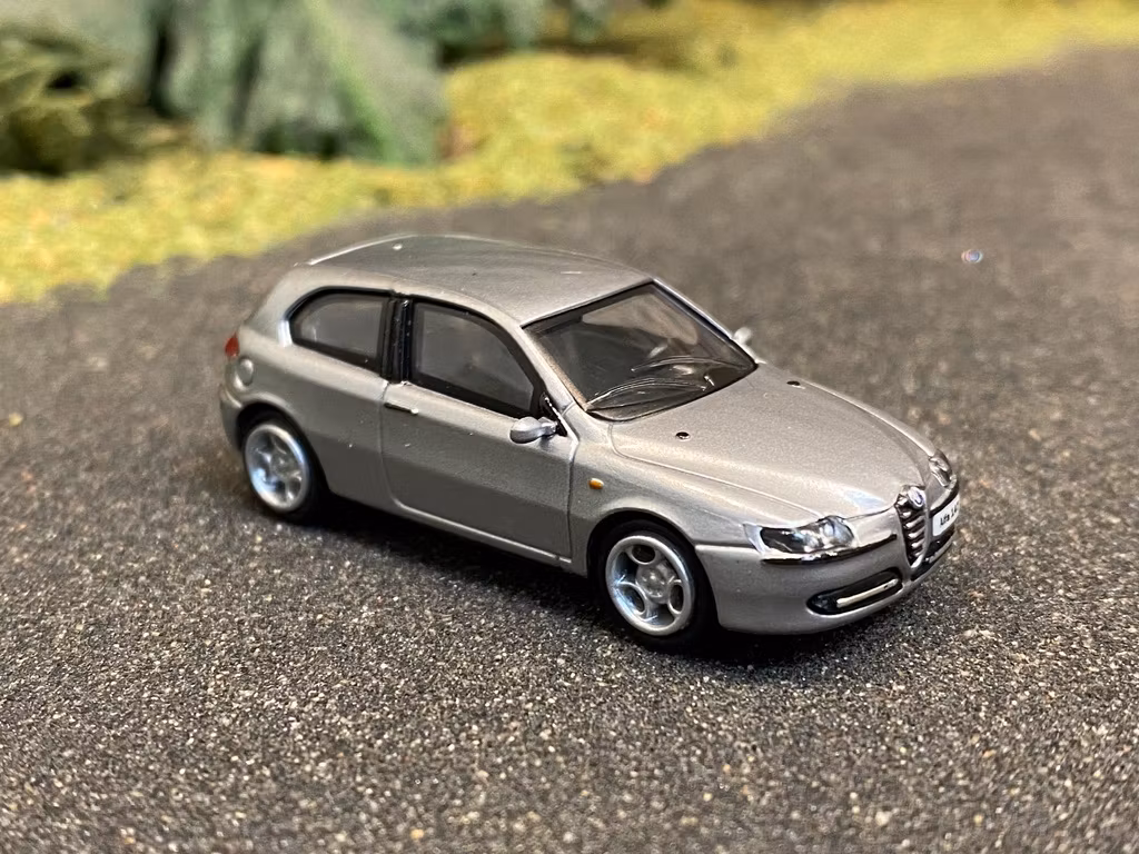 Skala 1/87 - Alfa Romeo 147, Silver från Ricko Ricko
