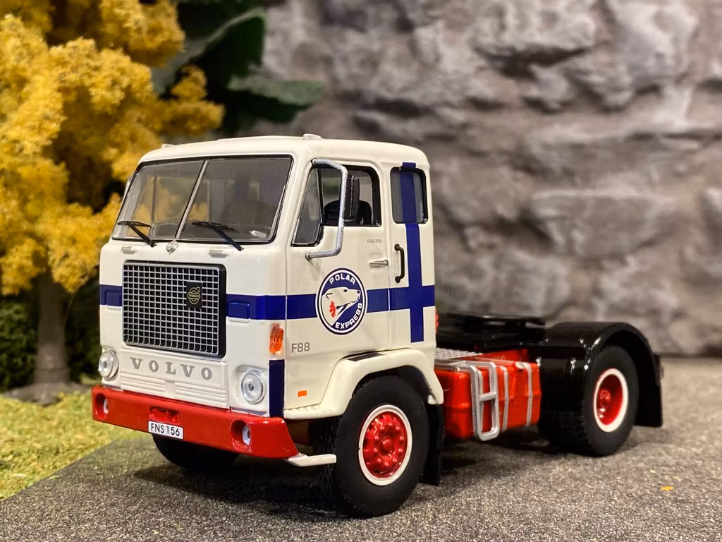 Skala 1/43 Volvo F88, Vit/Blå fr IXO Models
