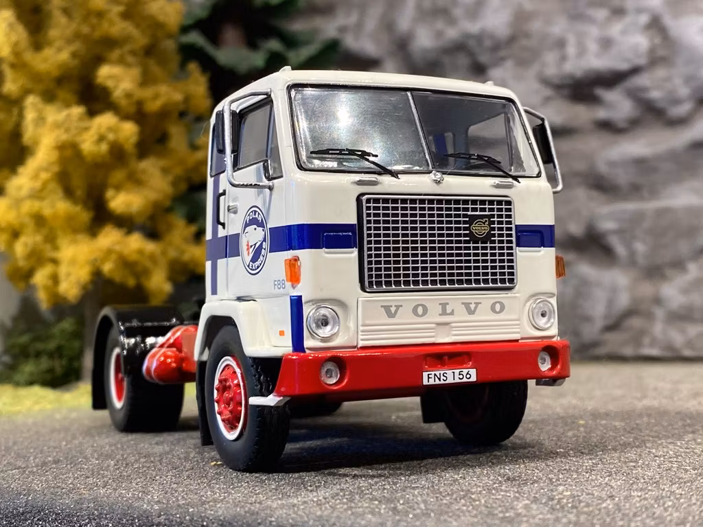Skala 1/43 Volvo F88, Vit/Blå fr IXO Models