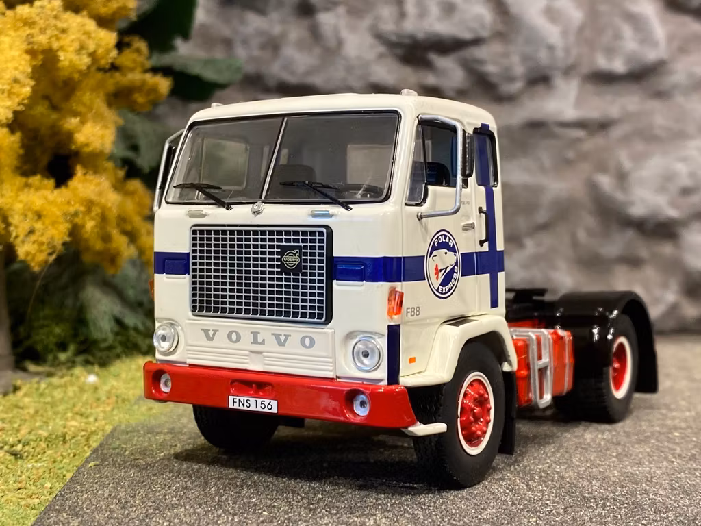 Skala 1/43 Volvo F88, Vit/Blå fr IXO Models