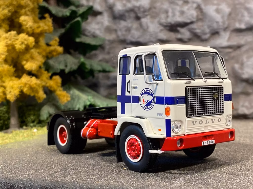 Skala 1/43 Volvo F88, Vit/Blå fr IXO Models