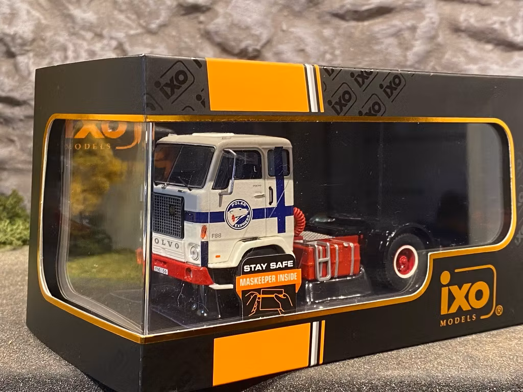 Skala 1/43 Volvo F88, Vit/Blå fr IXO Models