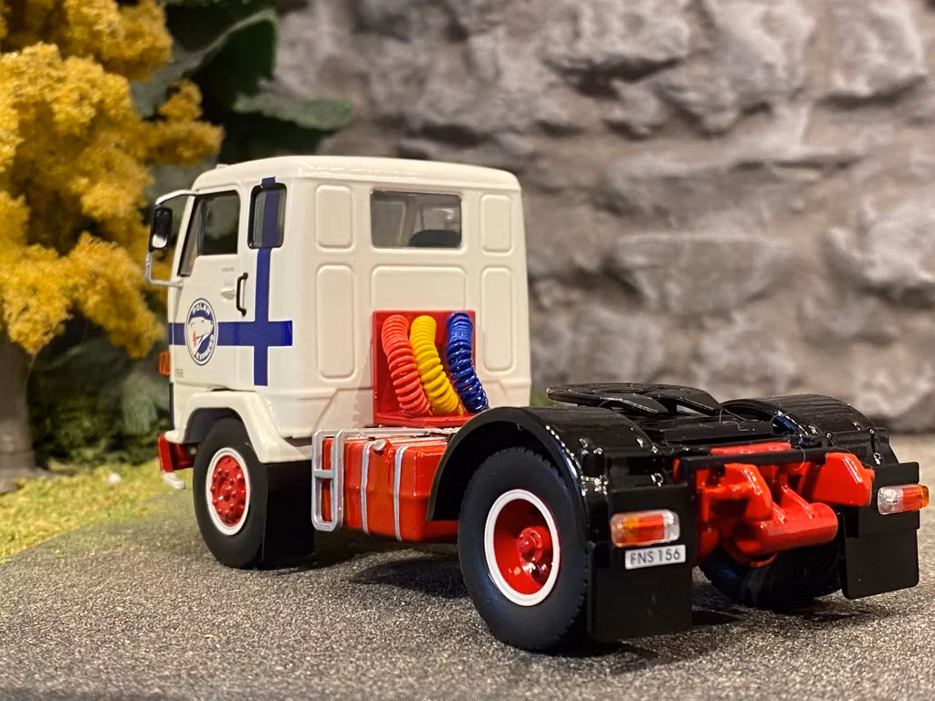 Skala 1/43 Volvo F88, Vit/Blå fr IXO Models