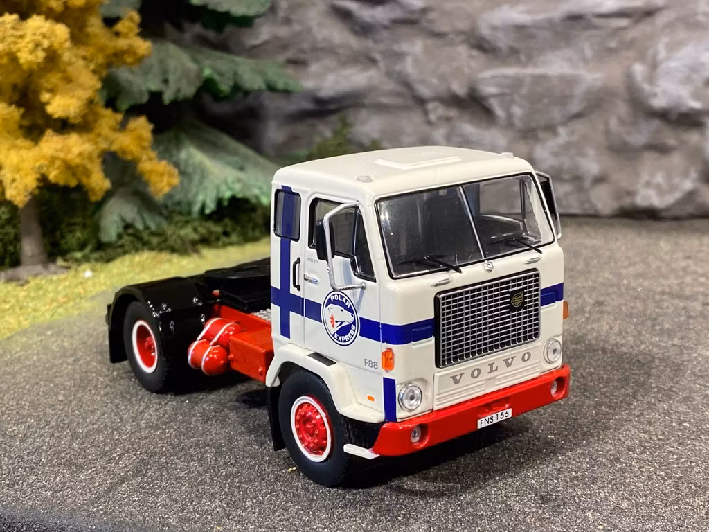 Skala 1/43 Volvo F88, Vit/Blå fr IXO Models