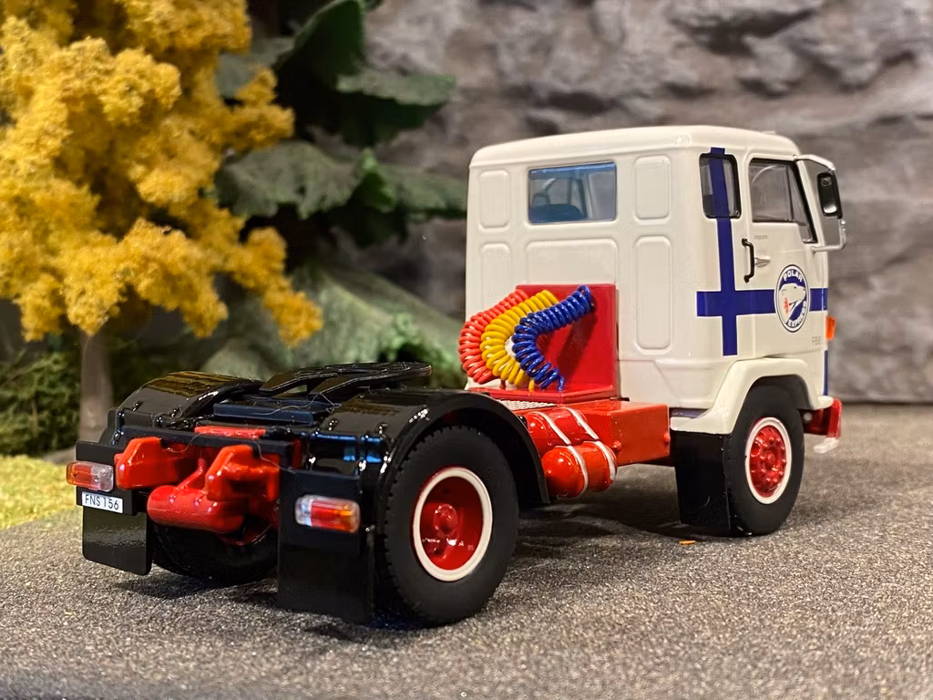 Skala 1/43 Volvo F88, Vit/Blå fr IXO Models