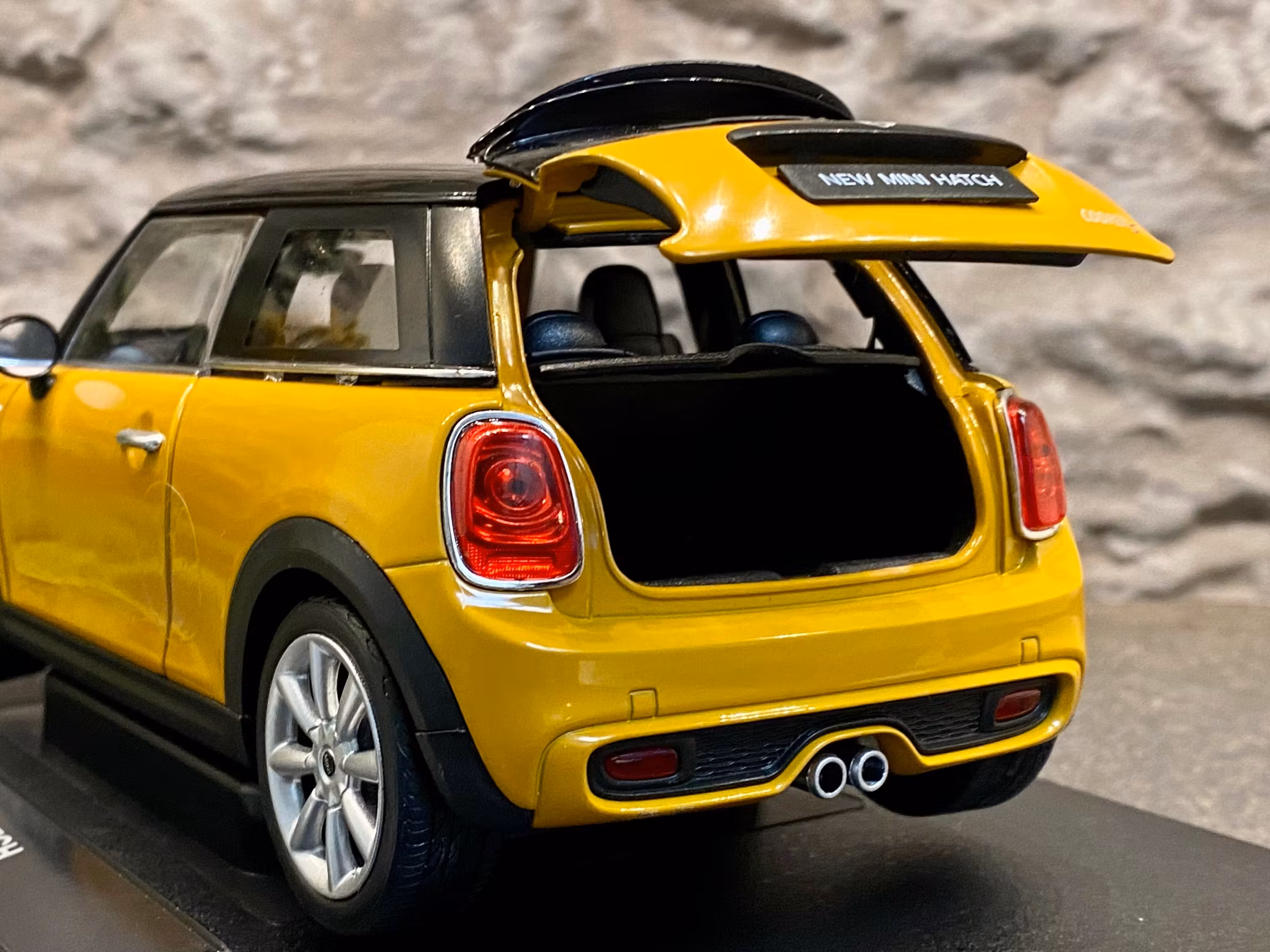 Skala 1/18 New Mini Hatch, Orange m Svart tak från Nex-models/Welly