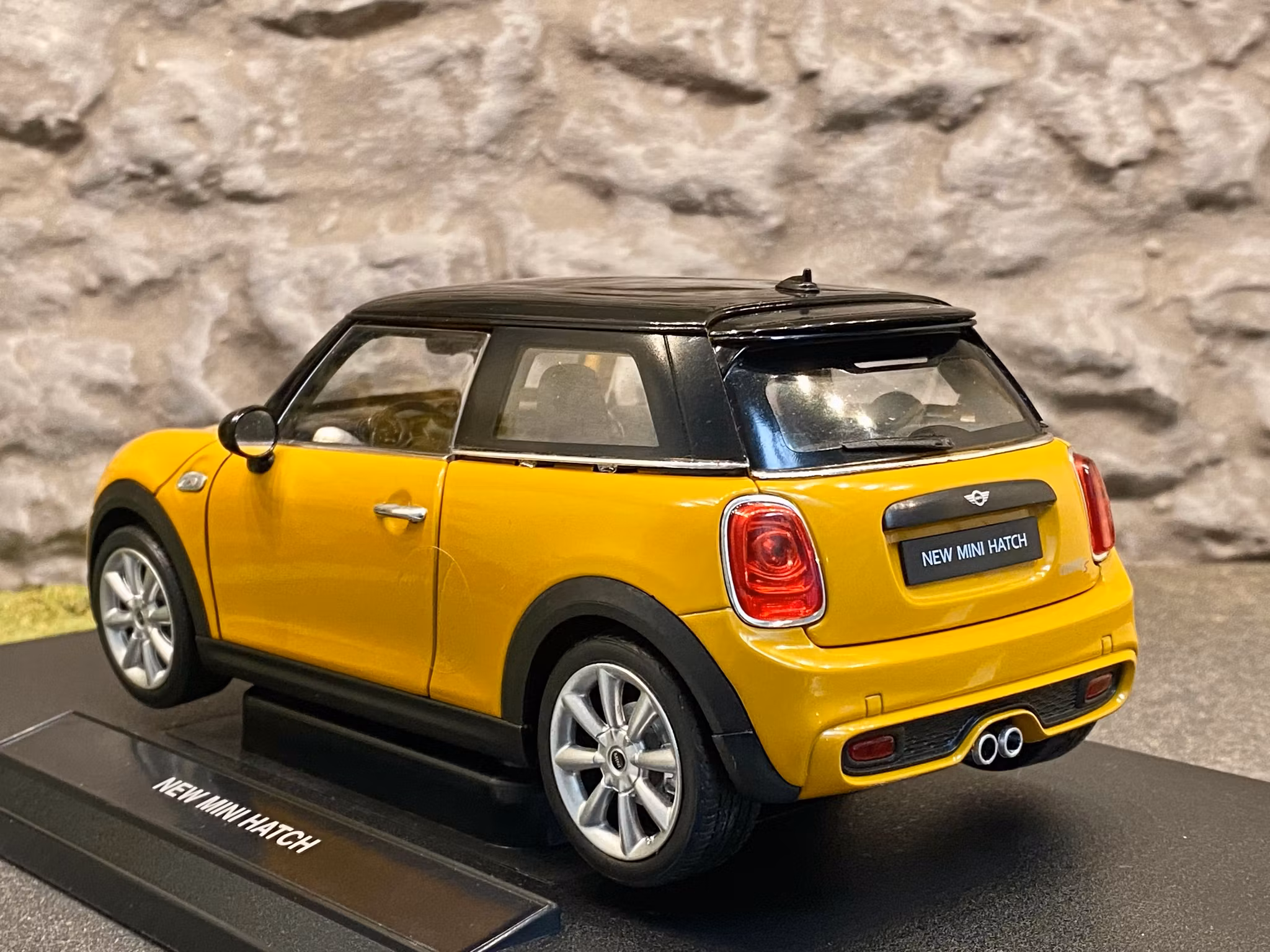 Skala 1/18 New Mini Hatch, Orange m Svart tak från Nex-models/Welly