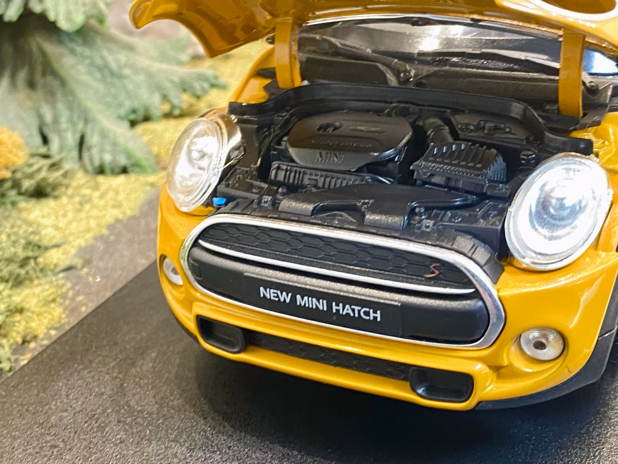 Skala 1/18 New Mini Hatch, Orange m Svart tak från Nex-models/Welly