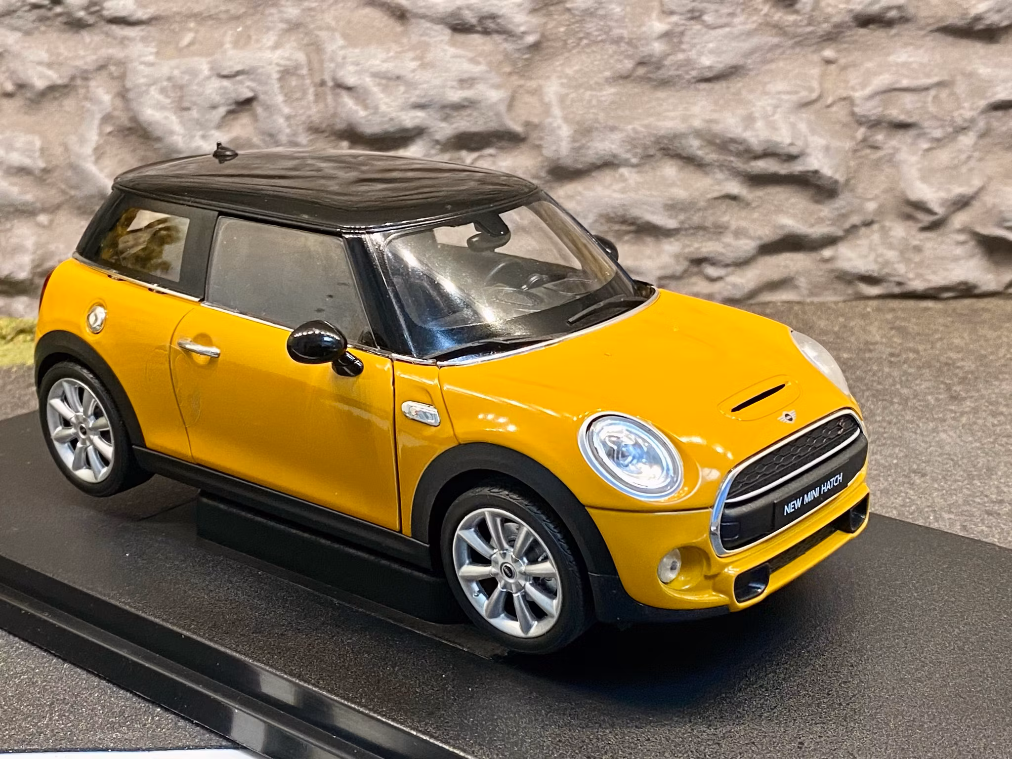Skala 1/18 New Mini Hatch, Orange m Svart tak från Nex-models/Welly