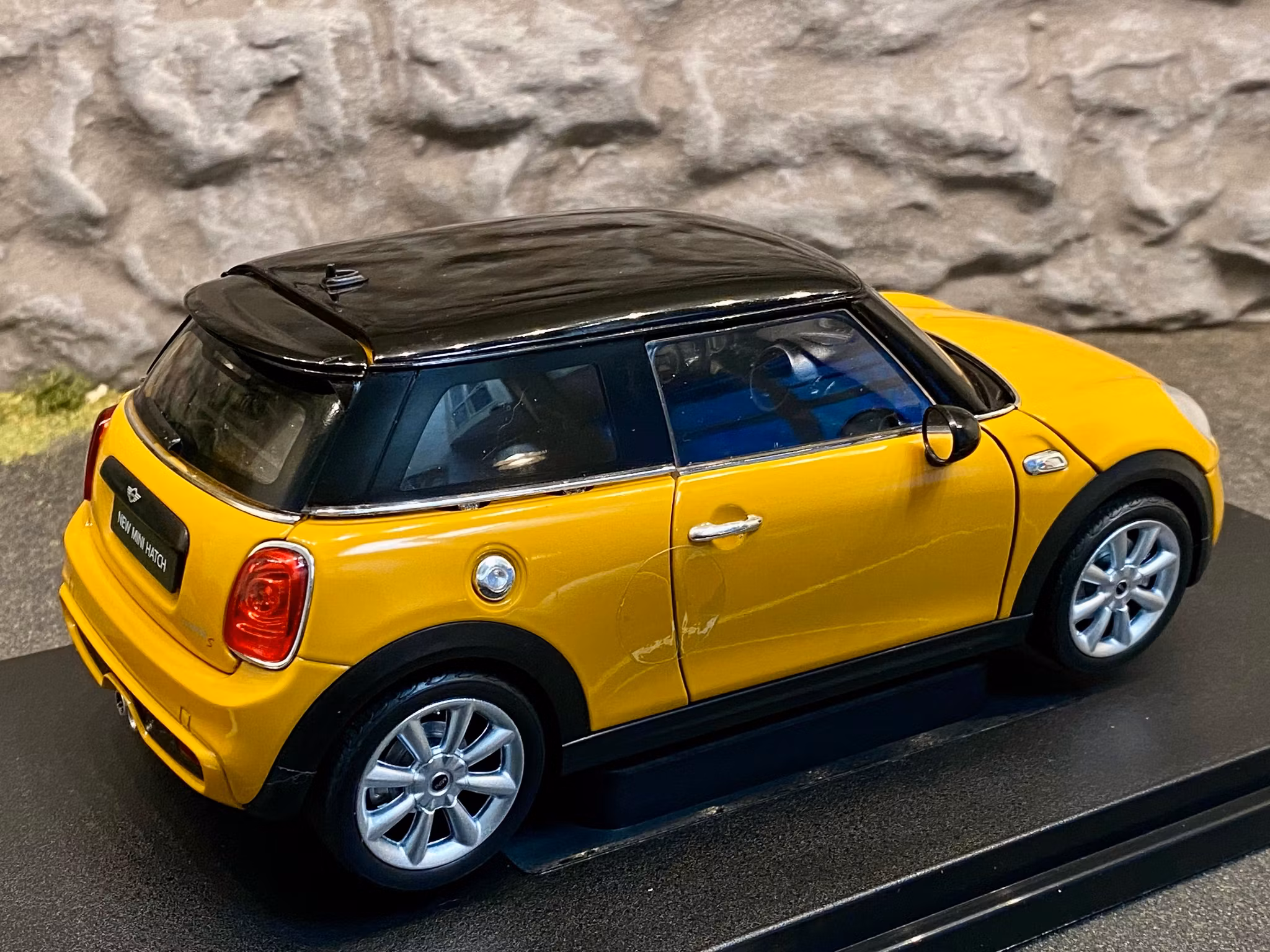 Skala 1/18 New Mini Hatch, Orange m Svart tak från Nex-models/Welly