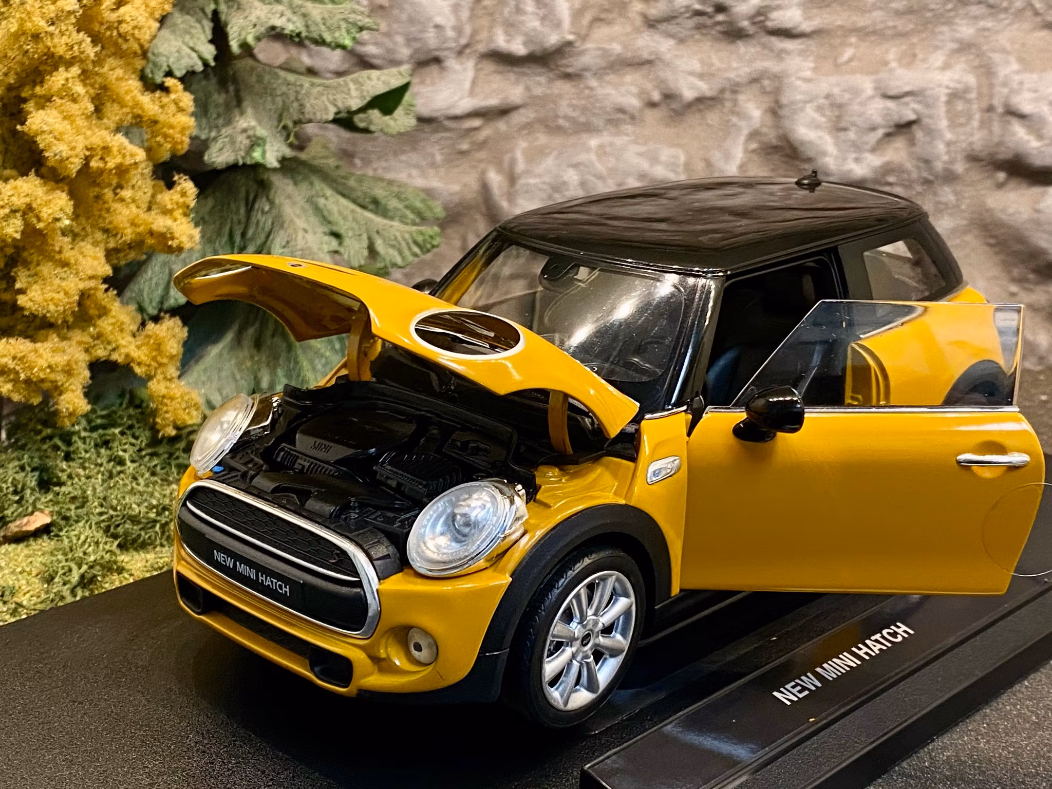 Skala 1/18 New Mini Hatch, Orange m Svart tak från Nex-models/Welly