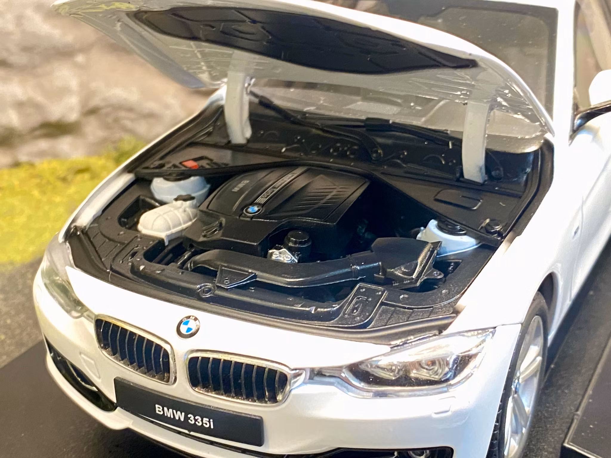 Skala 1/18 BMW 335i, Vit från Nex-models/Welly - Premium Collection