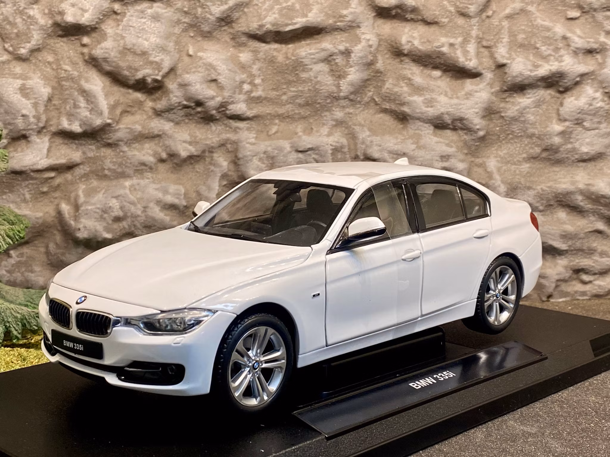 Skala 1/18 BMW 335i, Vit från Nex-models/Welly - Premium Collection