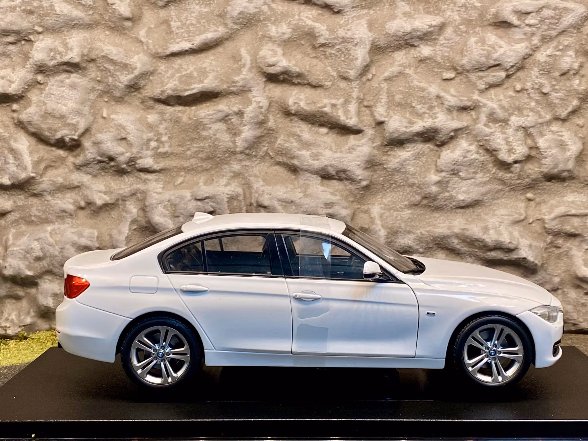 Skala 1/18 BMW 335i, Vit från Nex-models/Welly - Premium Collection