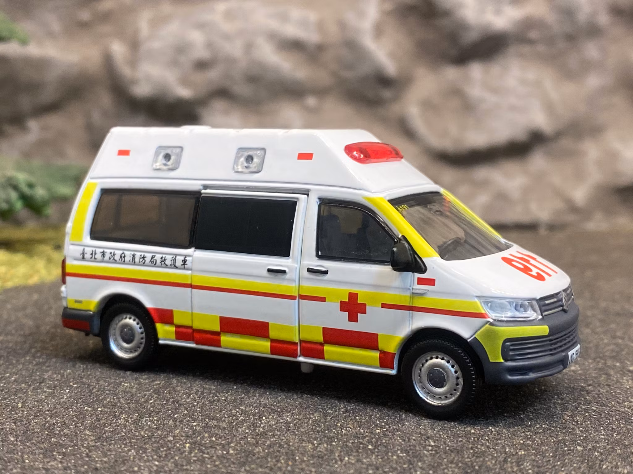 Skala 1/64 - Volkswagen T6 Transporter Ambulance - Fire Department Taiwan fr Tiny