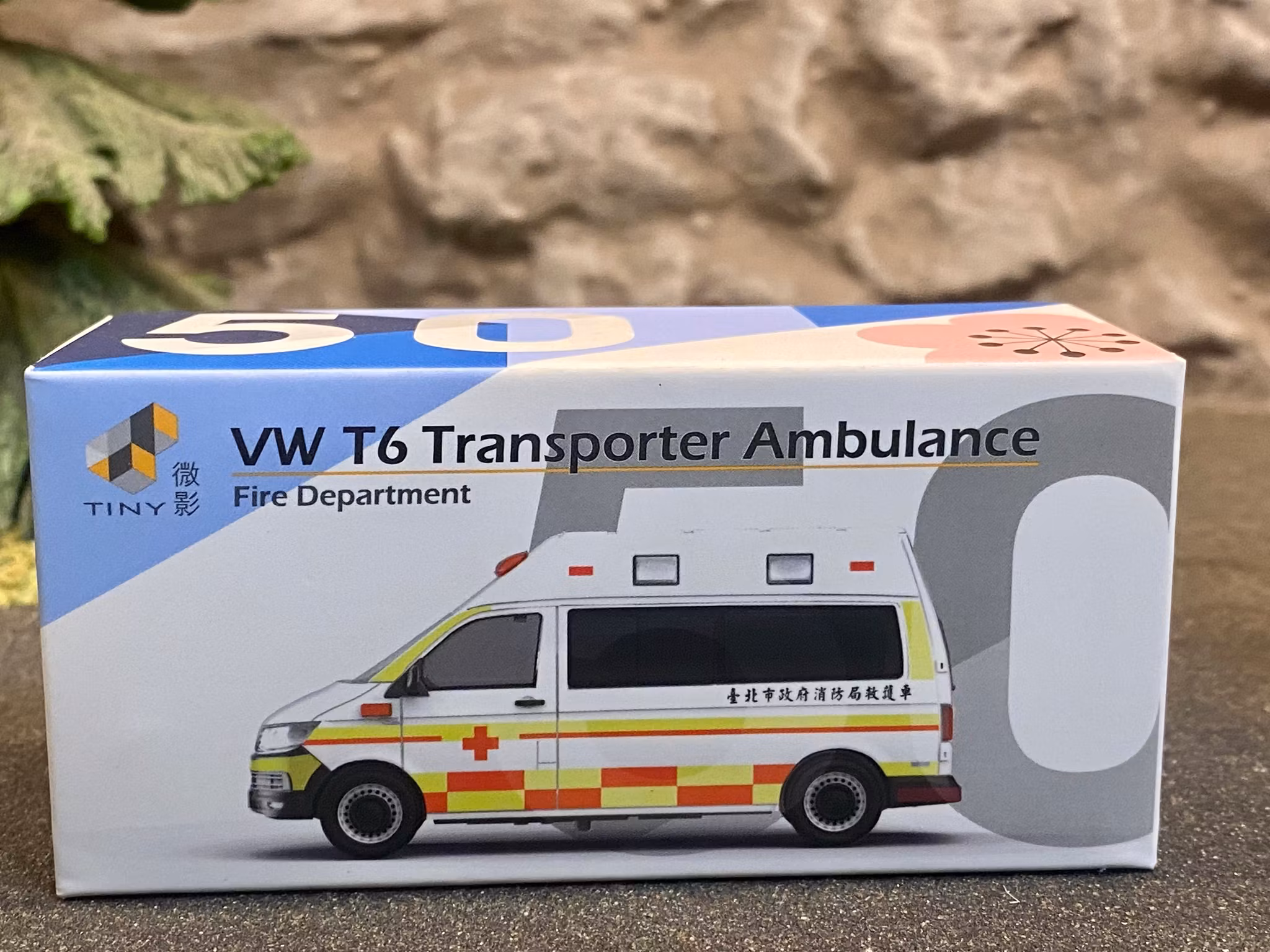 Skala 1/64 - Volkswagen T6 Transporter Ambulance - Fire Department Taiwan fr Tiny