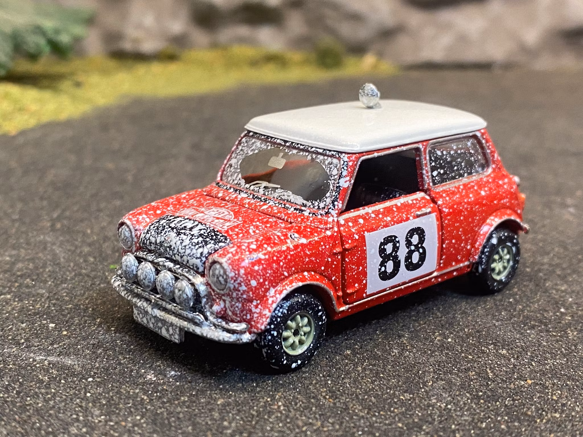 Skala 1/64 - Morris Mini Rally Mk1 Rally #88 - Classic Racing - Vinter-vädrad fr Tiny