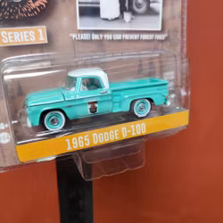 Skala 1/64 - Dodge D-100 65' "Smokey Bear" Ser.1 från GreenLight