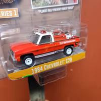 Skala 1/64 - Chevrolet C20 84' "Smokey Bear" Ser.1 från GreenLight