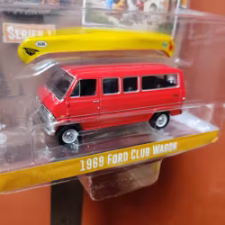 Skala 1/64 - Ford Club Wagon 69' "Smokey Bear" Ser.1 från GreenLight