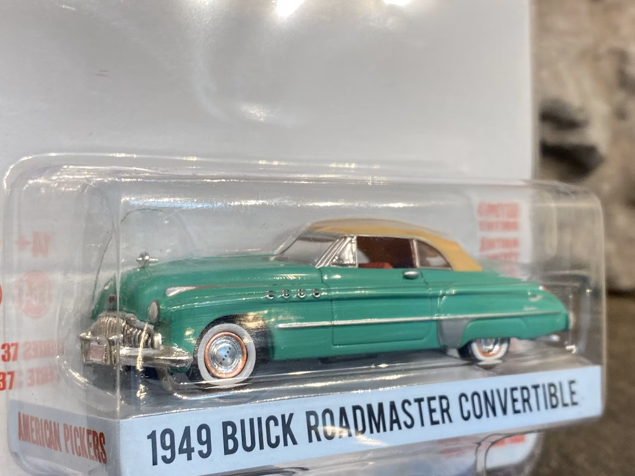 Skala 1/64 Buick Roadmaster Convertible 49' "American Pickers" från Greenlight Hollywood
