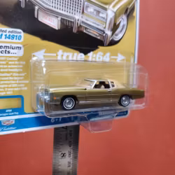 Skala 1/64 Cadillac Eldorado 75'' fr AUTO WORLD Lim.Ed. Rel.1 Ver A