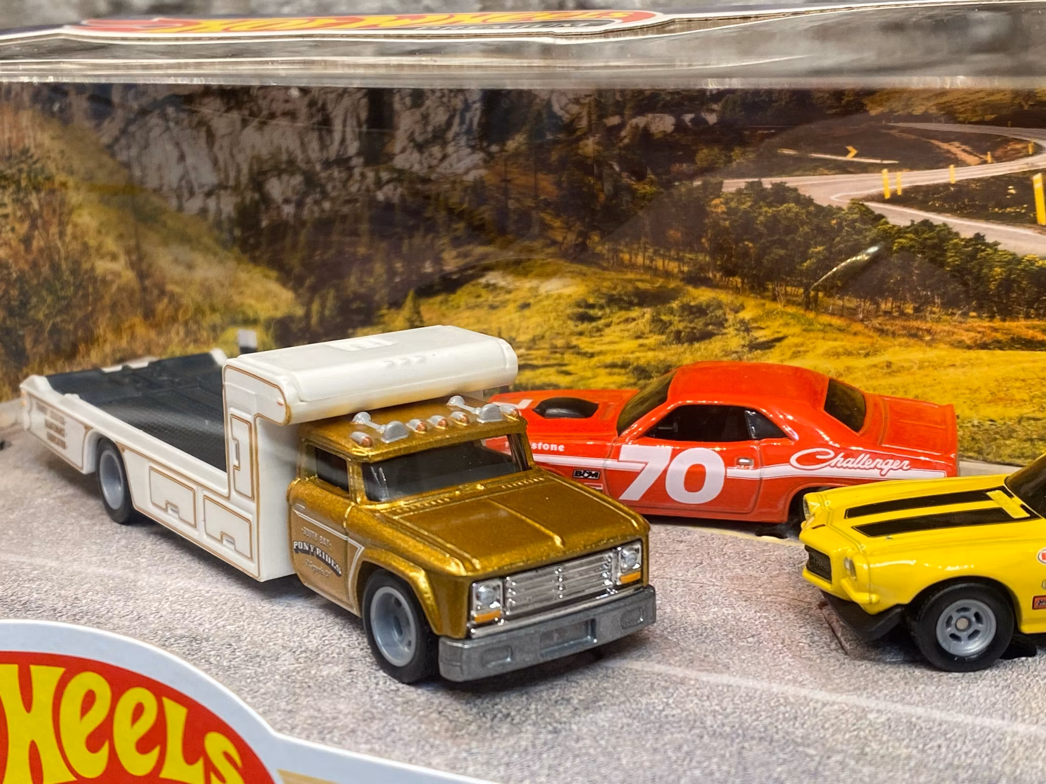 Skala 1/64 HW PREMIUM- 4 fordon: Mustang 65', H Challenger 70', Camaro 70' + Retro Rig