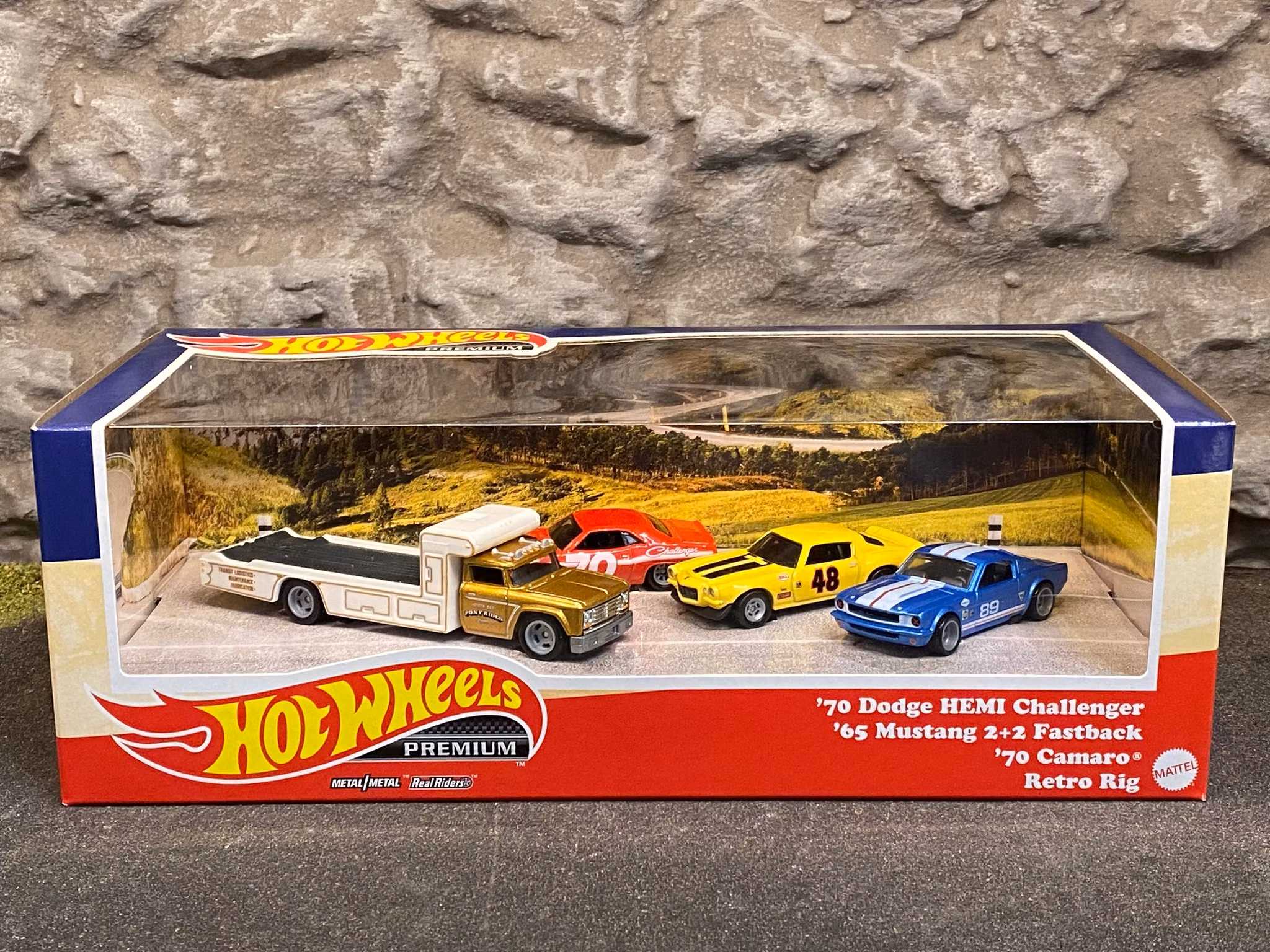 Skala 1/64 HW PREMIUM- 4 fordon: Mustang 65', H Challenger 70', Camaro 70' + Retro Rig