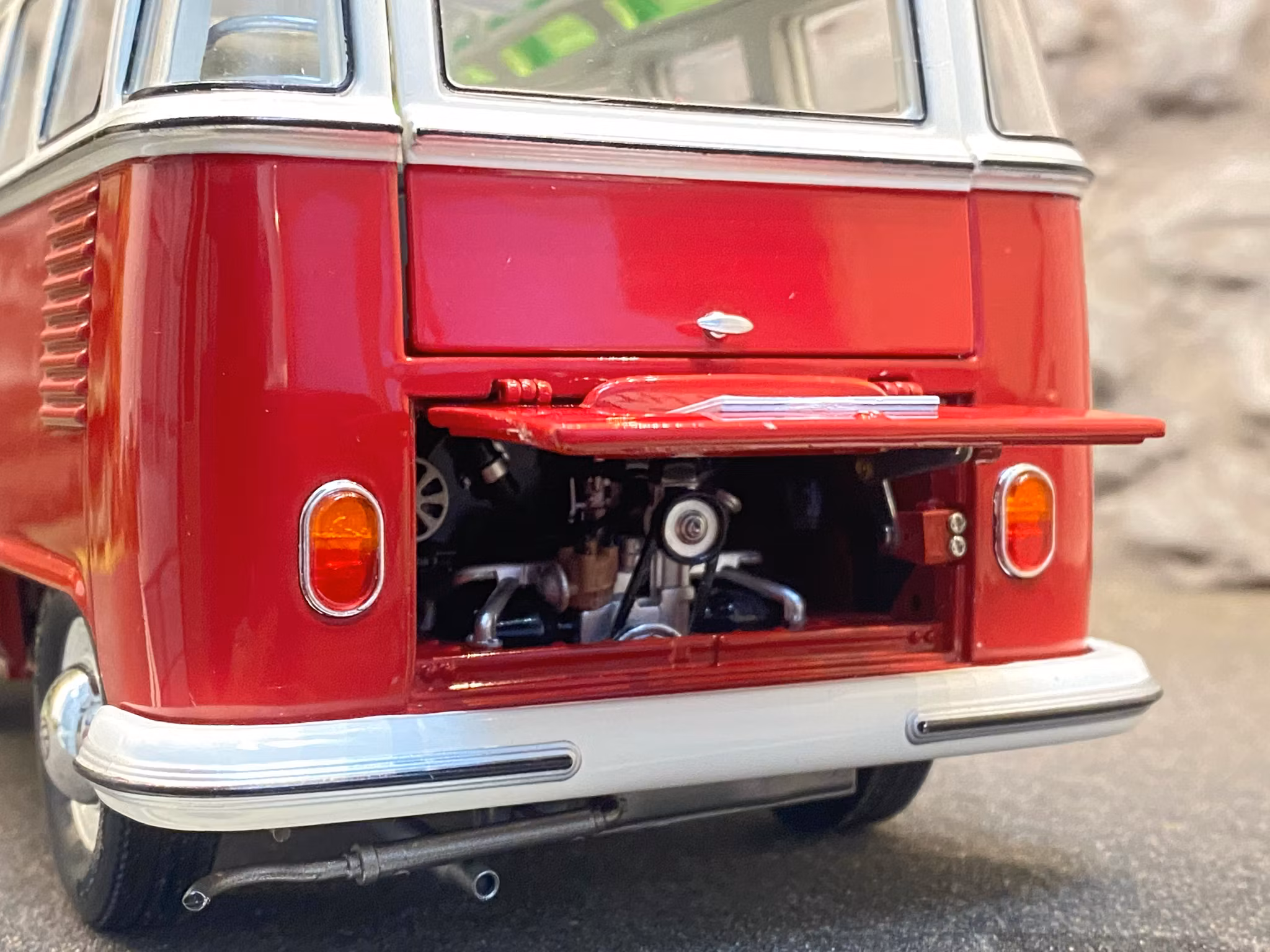 Skala 1/18 Otroligt väldetaljerad och fin Volkswagen T1 B SAMBA fr Schuco