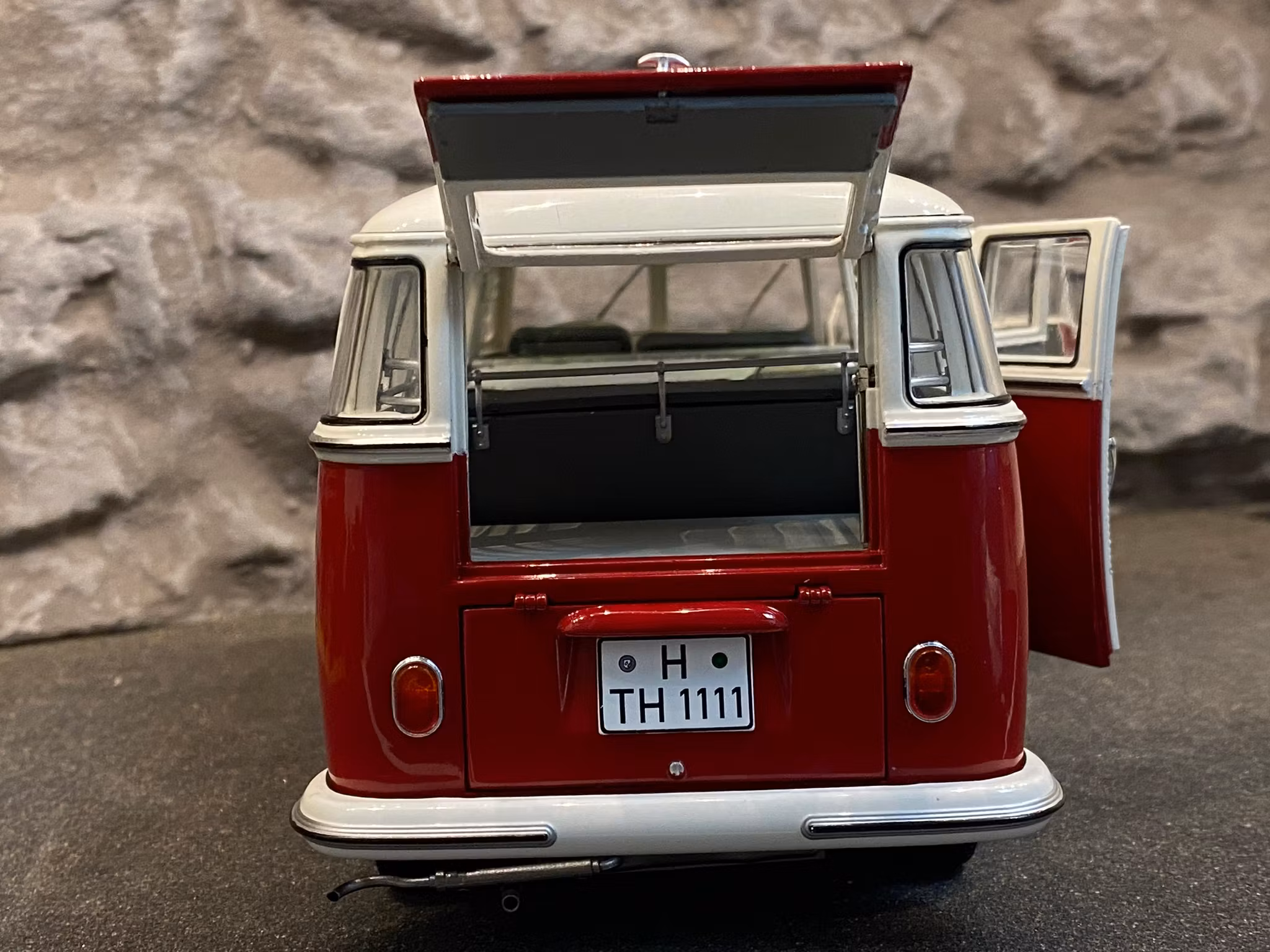 Skala 1/18 Otroligt väldetaljerad och fin Volkswagen T1 B SAMBA fr Schuco