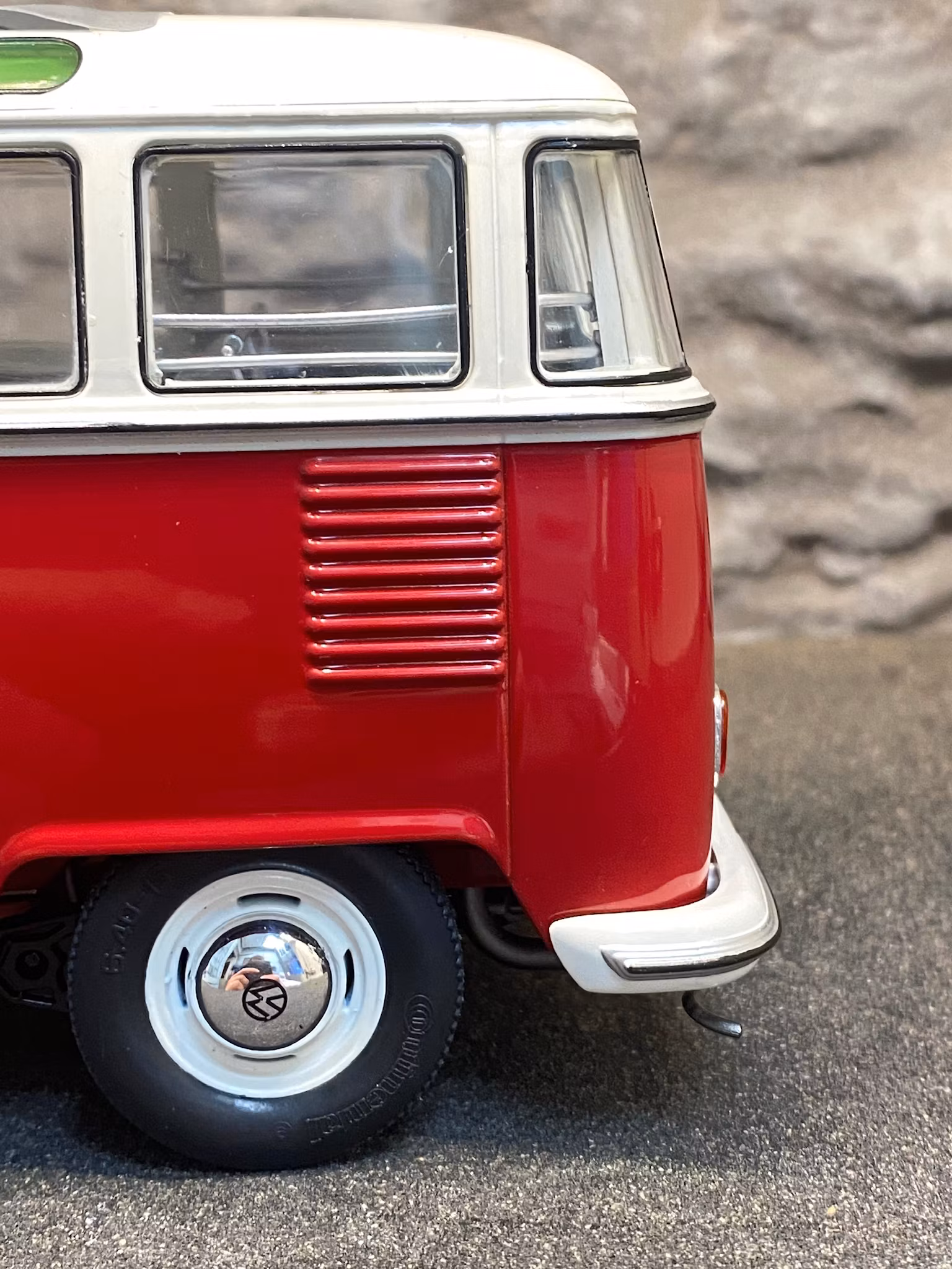 Skala 1/18 Otroligt väldetaljerad och fin Volkswagen T1 B SAMBA fr Schuco