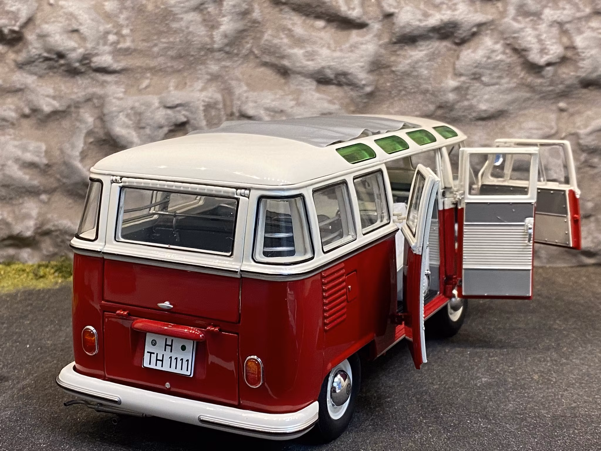 Skala 1/18 Otroligt väldetaljerad och fin Volkswagen T1 B SAMBA fr Schuco