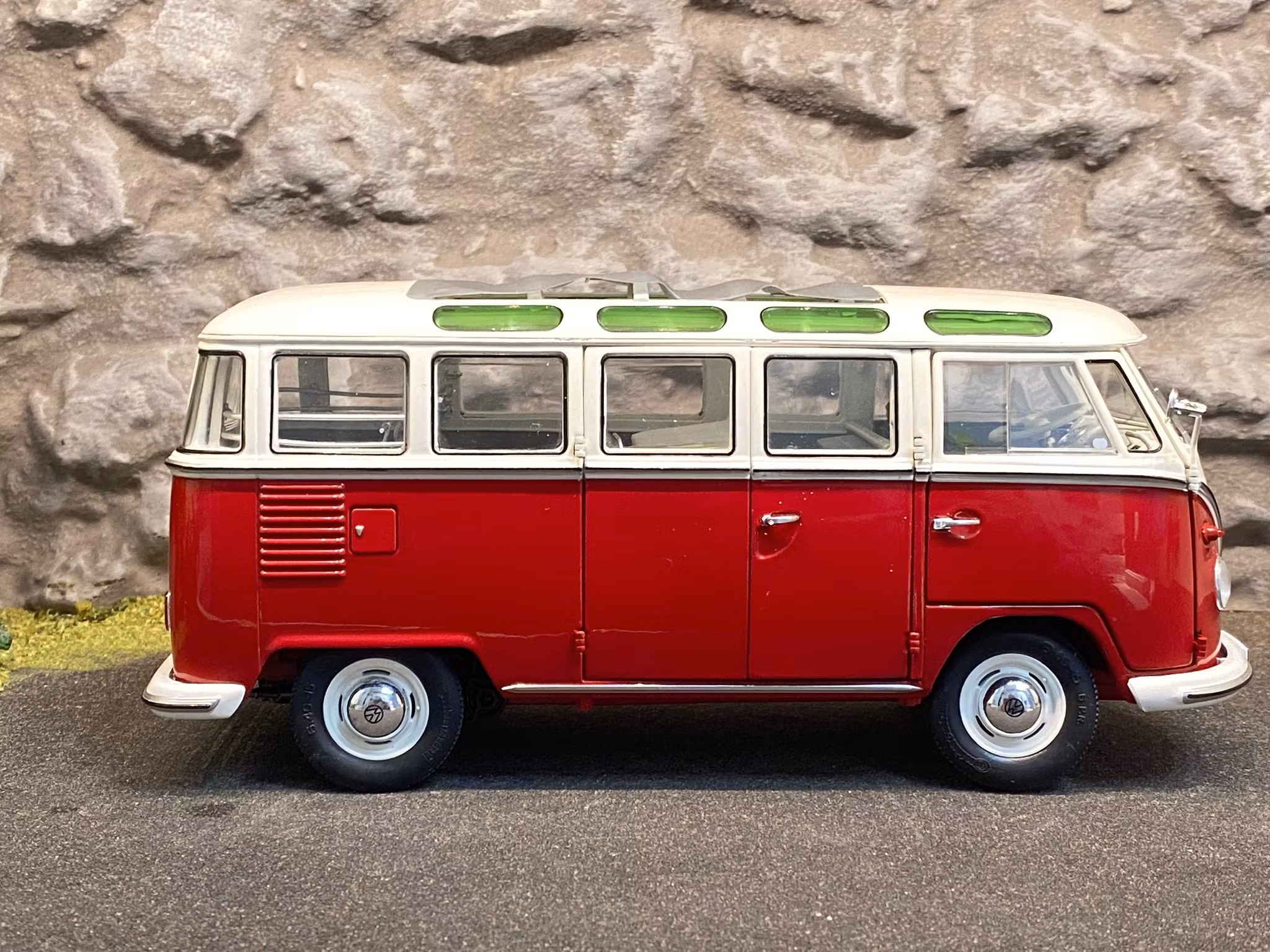 Skala 1/18 Otroligt väldetaljerad och fin Volkswagen T1 B SAMBA fr Schuco